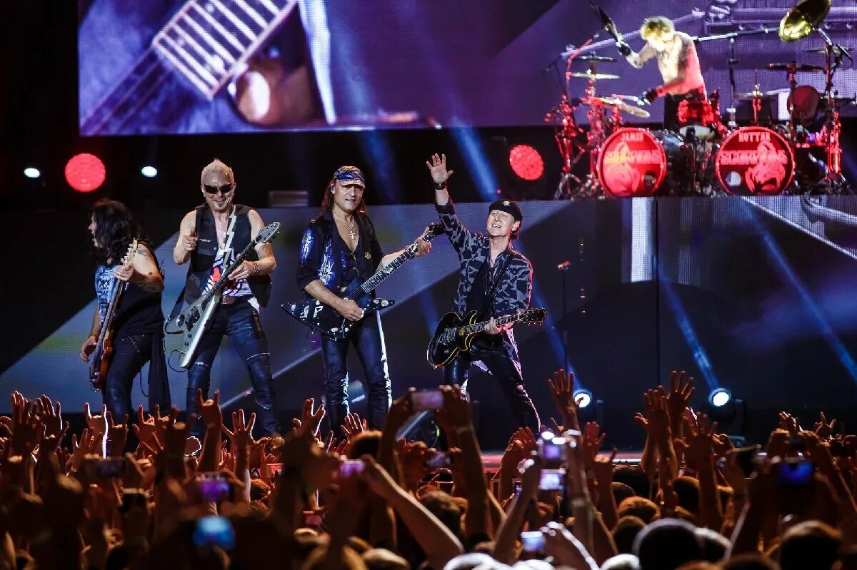 Концерт группы в казани. Скорпионс. Группа Scorpions концерт. Scorpions на сцене. Scorpions 2021.