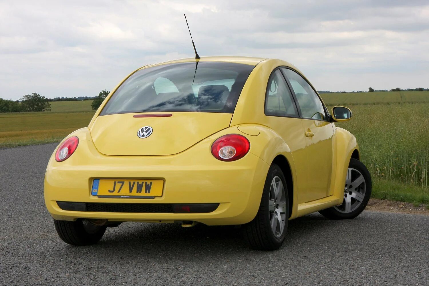 Фольксваген Битл 1999. Volkswagen Beetle желтый. Фольксваген Жук 2012 жёлтый. Фольксваген микро Жук. Volkswagen желтый