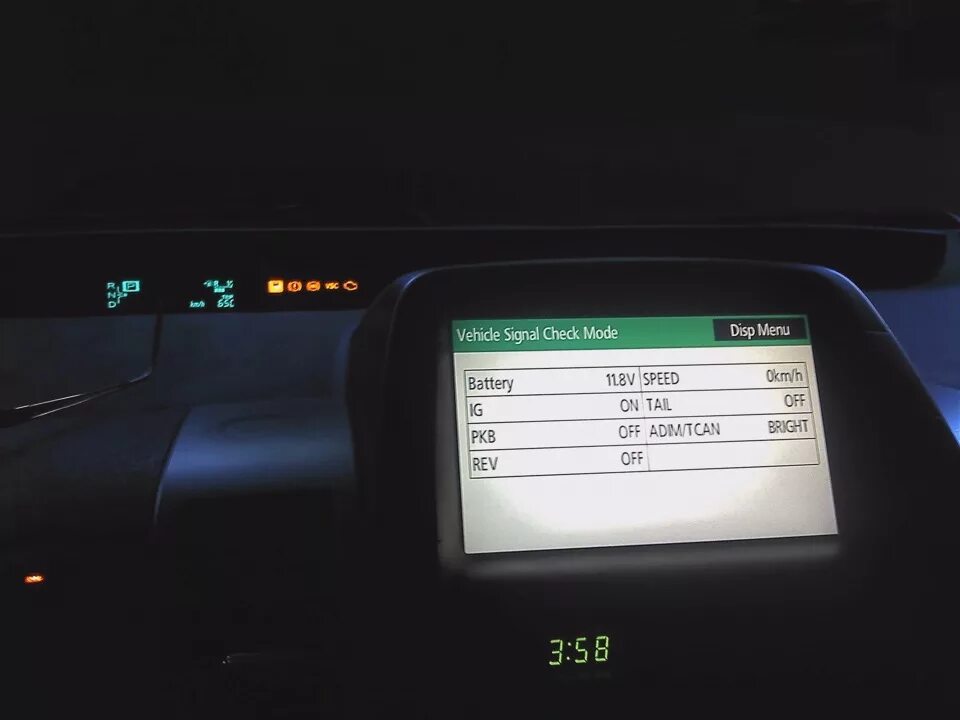 Диагностика тойоты приус. Toyota prius 2010. Показания батареи toyota prius 30. Приус 30 ночью. Toyota diagnostic.