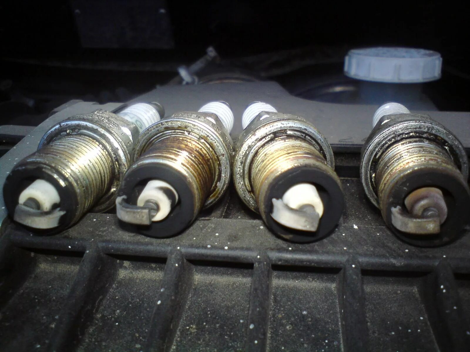 Нагар на изоляторе свечи зажигания. Свеча зажигания spark plug оранжевая. Ваз 2121 свечи зажигания черные. Диаметр изолятора свечи зажигания ваз 2114. Коричневый изолятор на свече зажигания.