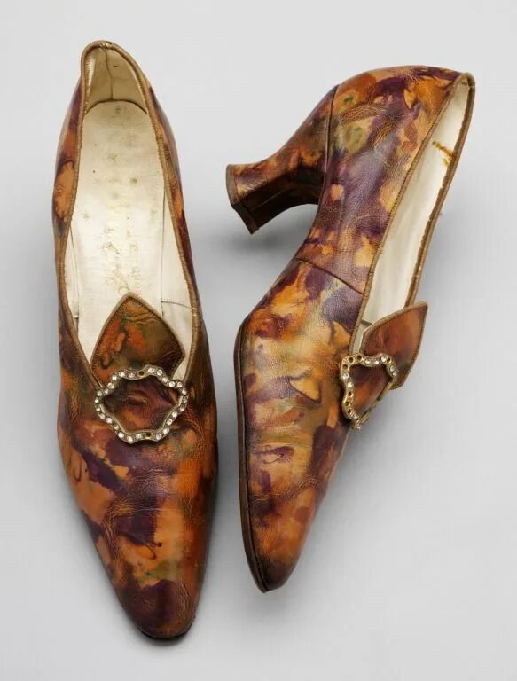 Pair of shoes. Чопины средневековая обувь. This pair of shoes. Коричневые туфли. Старинные туфли женские.