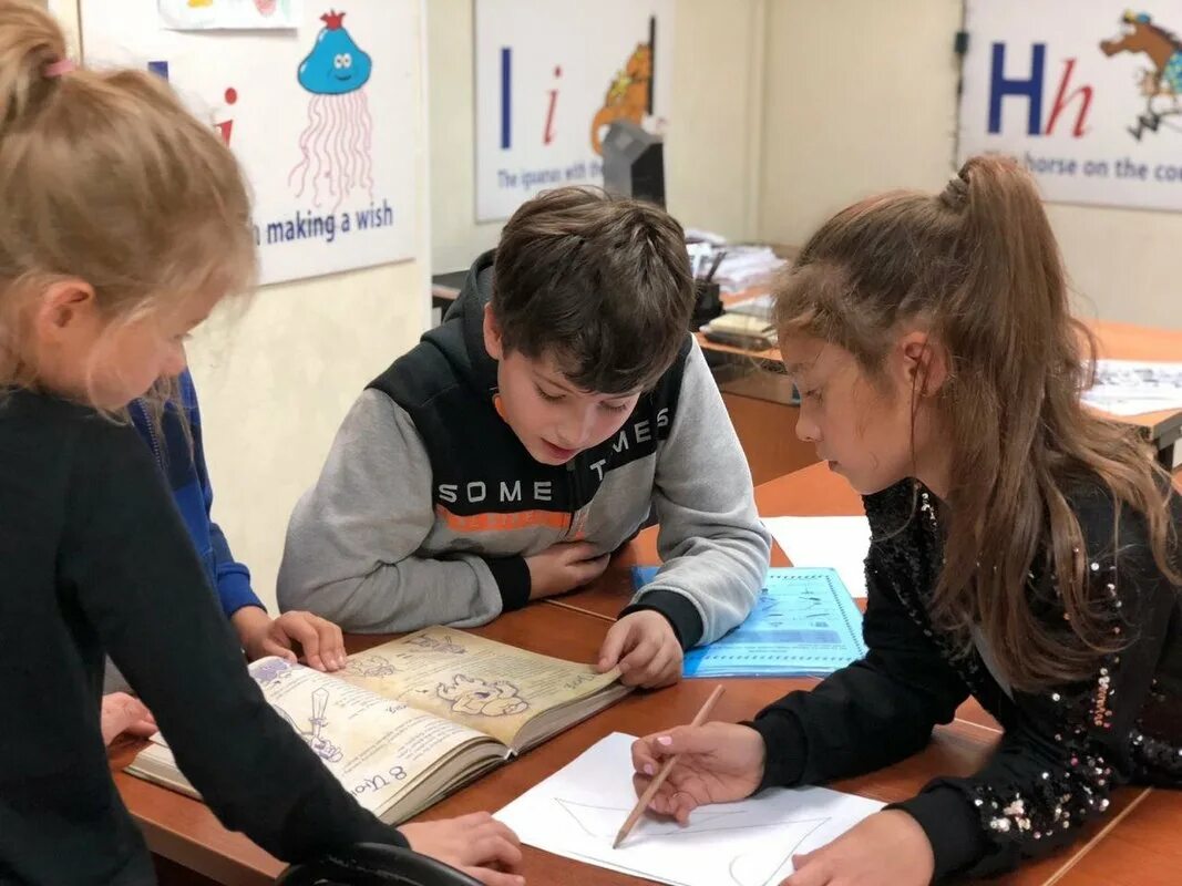 Улица на английском языке. Языковые школы в англии. Английская школа yes. Школа иностранных языков. Английская школа.