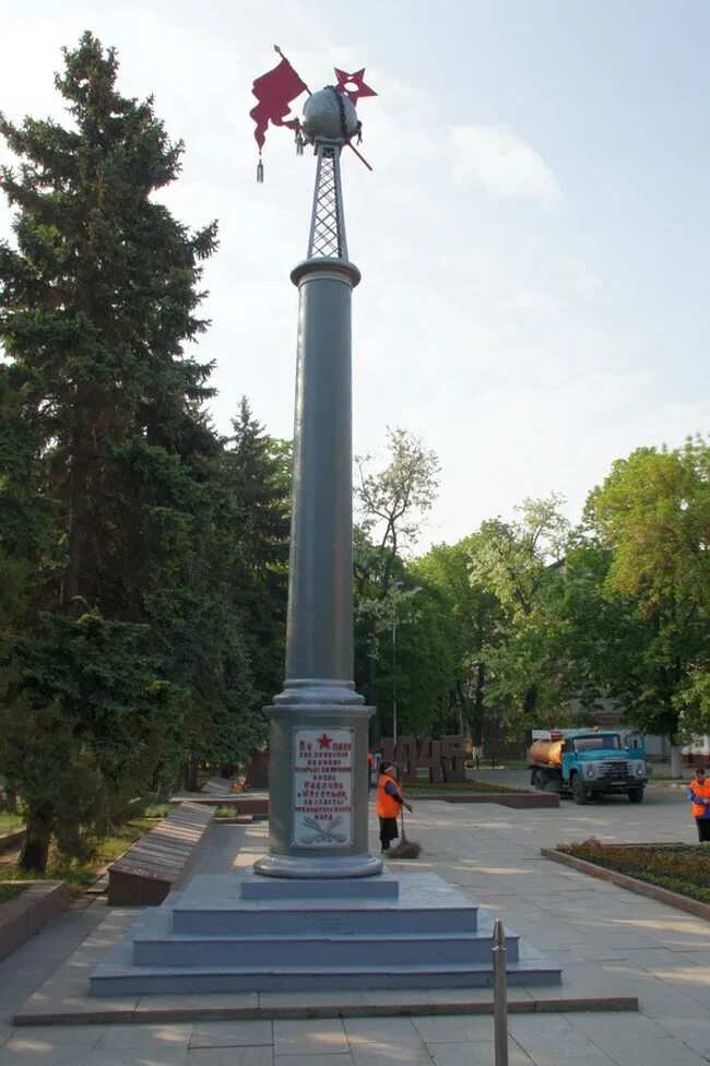 Памятники георгиевск. Георгиевск город Ставропольский край. Братская могила Георгиевск. Памятники города Георгиевска. Город герой Георгиевск.