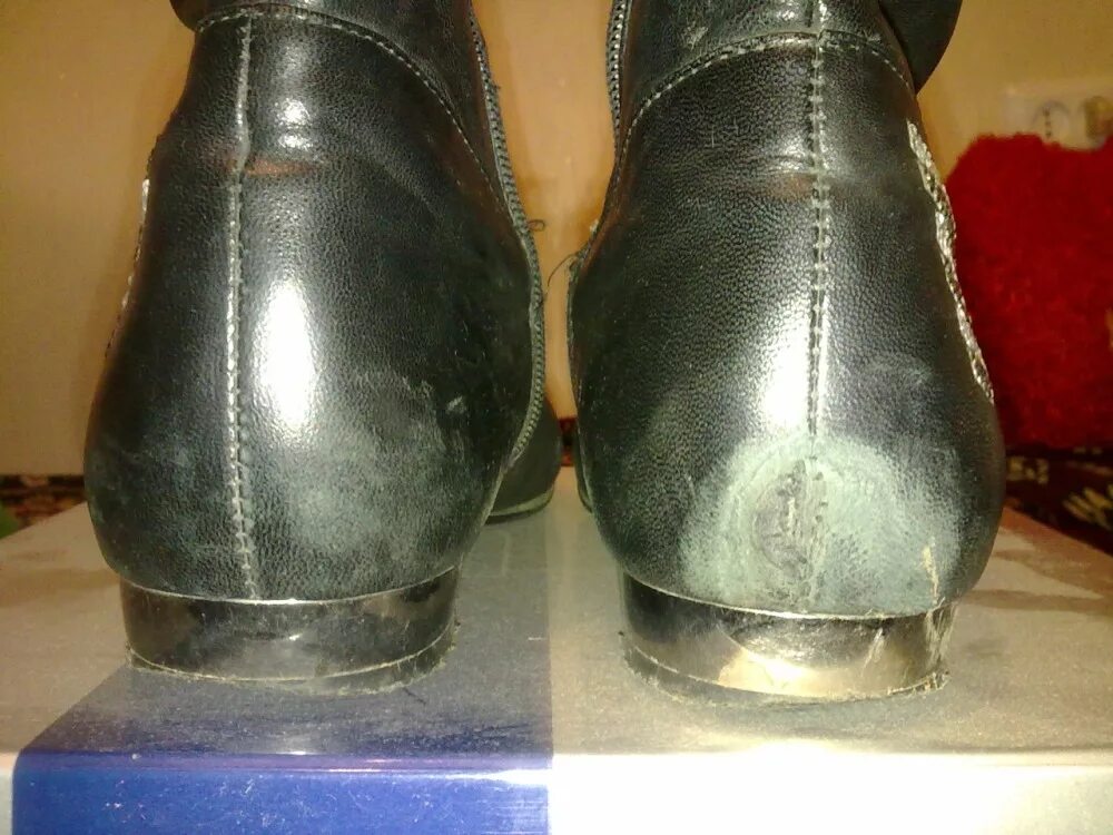 Ремонт каблуков мужской обуви. Металлические набойки на сапоги. Стерся каблук на ботинке. Набойки на сапогах пятки. Стерлись ботинки.