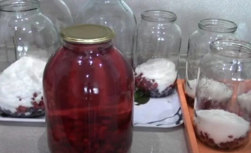 Сколько сахара надо на компот из вишни. Банки с компотом. компот из вишни в банке. трехлитровая банка компота. компот из вишни на зиму в банках.