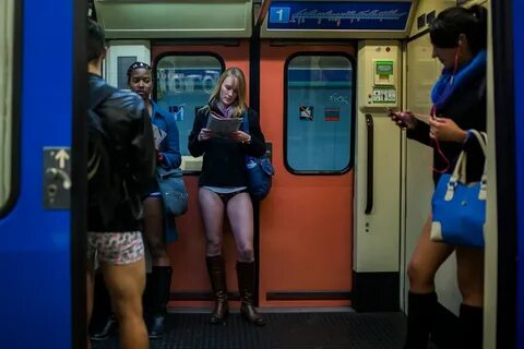 Лапает девушек в метро