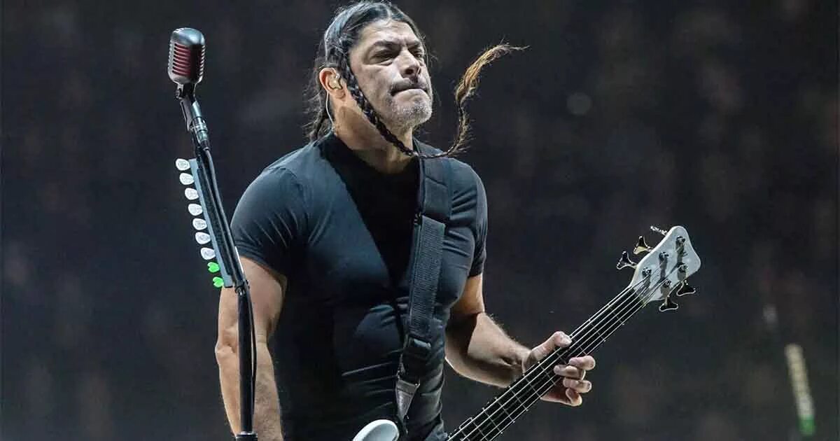 Басист металлики роберт трухильо. Роберт трухильо. Басист металлики. Бас гитарист металлики роберт трухильо. Роберт трухильо.