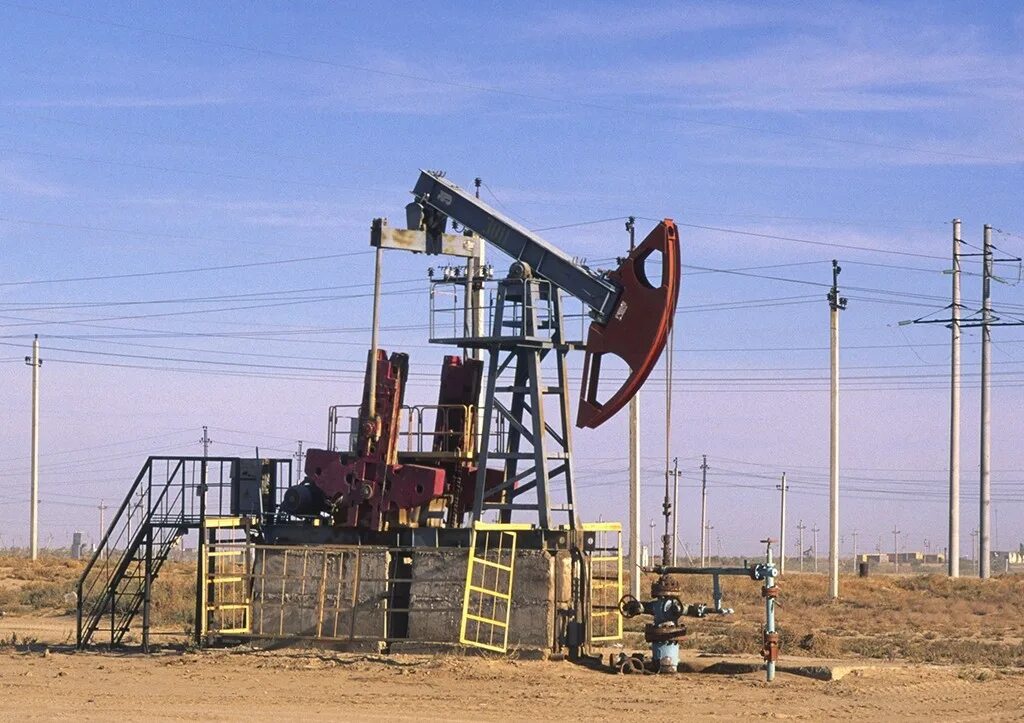 Нефть узбекистан. Нефть сахалин роснефть. Нефть в ханты мансийском автономном округе. Нефтяные вышки тюмень. Буровая нефтяная вышка сахалин.