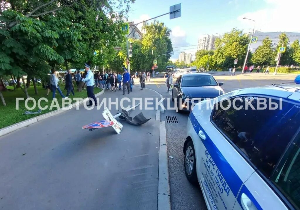 Упал дорожные знаки. Авария на улице Менжинского.