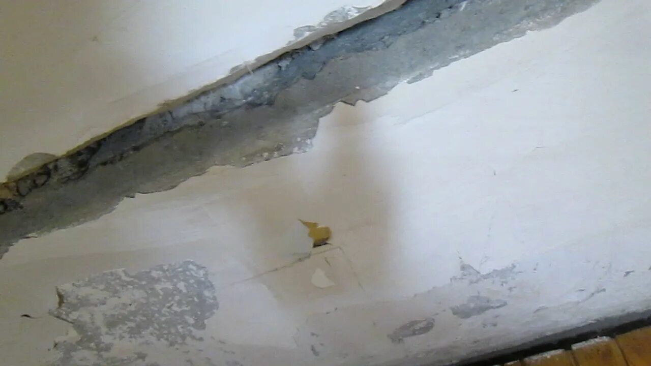 NEOMID шпатлевка-замазка для заделки швов по монтажной пене. Зачеканка швов плит перекрытия. Стыки плит на потолке. Трещина в бетонном потолке.
