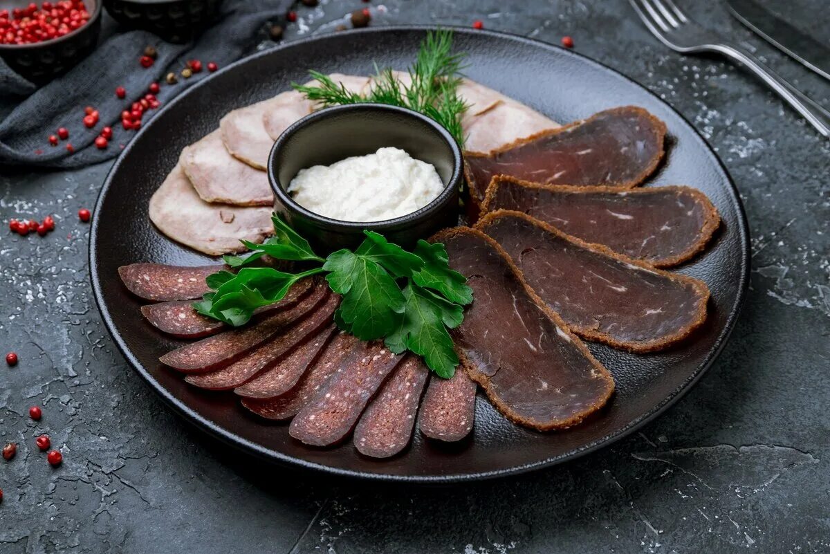 Бастурма из армении. Бастурма суджук. суджук и бастурма мясное ассорти. кавказская бастурма. мцвади бастурма.