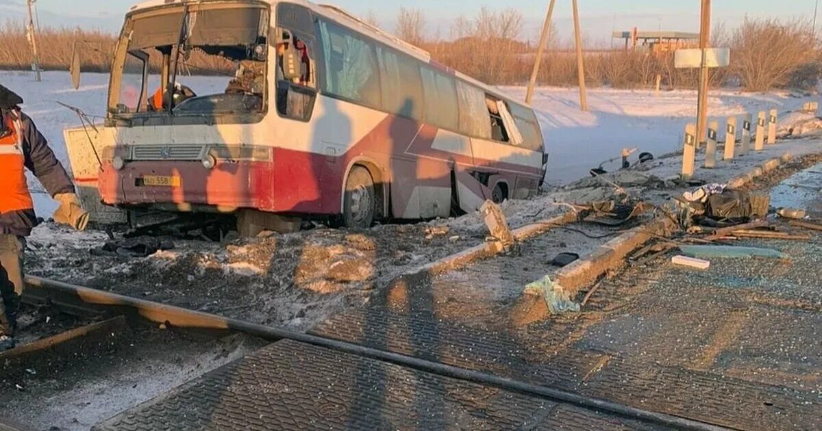 Видео аварии автобуса на переезде. Столкновение автобуса в красноярском крае. Столкновение поезда с автобусом. Видео аварии автобуса на переезде. Автобус на железнодорожном переезде.