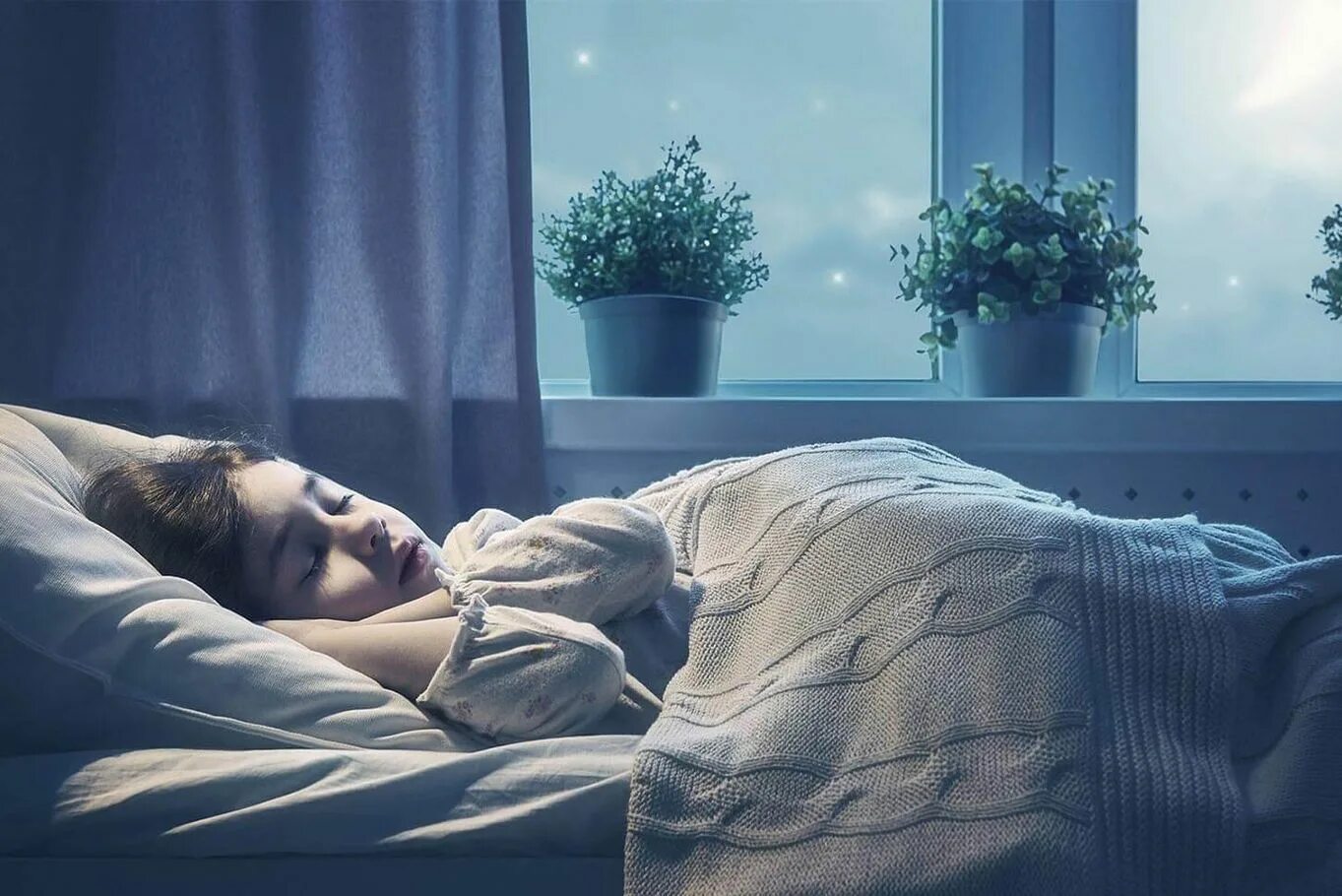 напитки для хорошего сна. можно оставить на ночь утром. женщина просыпается утром. сон человека. можно оставить на ночь утром.