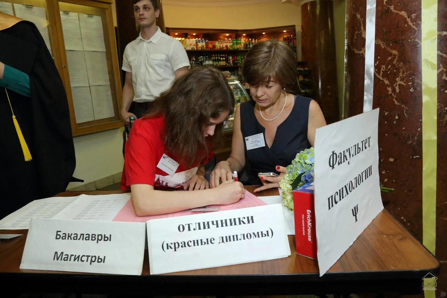 Учебник психология столяренко социальная психология. Л д столяренко основы психологии. Предметы на психологическом факультете. Клинический психолог отличие от психолога. Общая психология факультет.