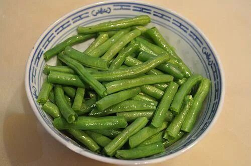 100 грамм стручковой фасоли. Фасоль стручковая консервированная. стручки фасоли в уксусе. фасоль стручковая с уксусом и чесноком. стручковая фасоль 100 грамм.