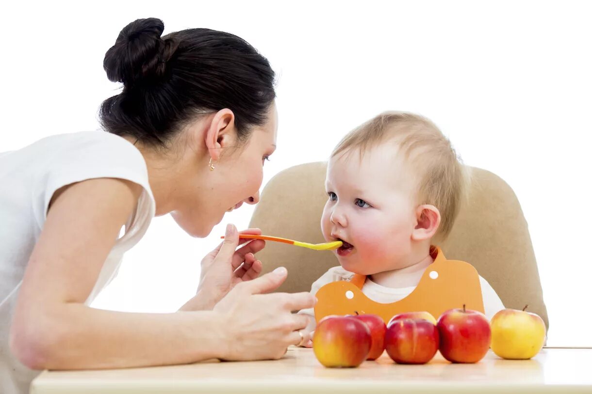 Мама кормит ребенка. Еда для детей. Детское питание. Кормление ребенка с ложечки.
