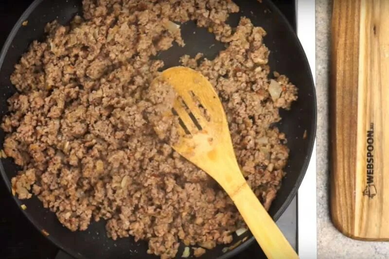 Как жарить фарш на сковороде с луком. Жаренный фарш с луком. пюре с жареным фаршем. как выглядит готовый фарш жареный.