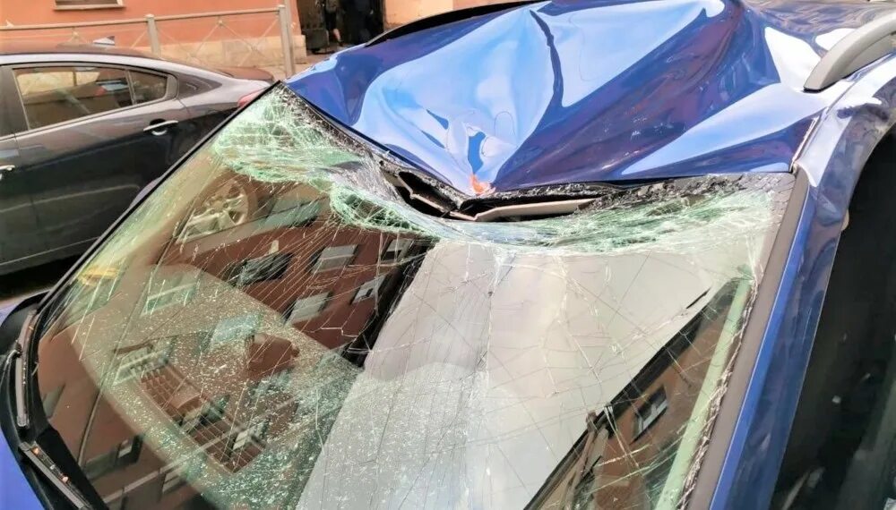 Вмятина на авто. Вмятина на крыше автомобиля. Мятый капот на авто. Помятая дверь машины. Крыша автомобиля.