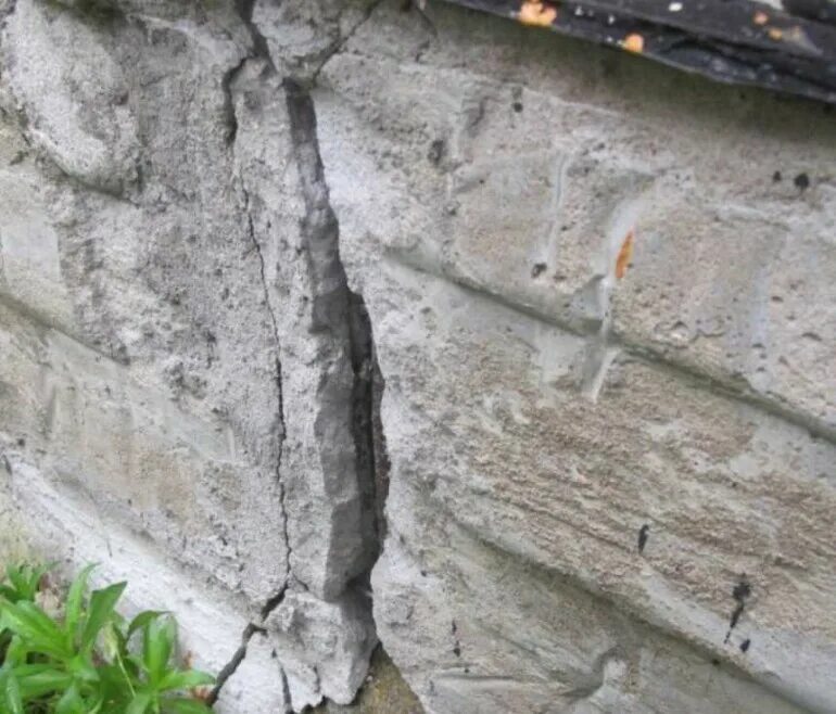 Трещины в фундаменте. Укрепить фундамент. Стяжка старого фундамента. Трещины в фундаменте. Трещины в фундаменте.