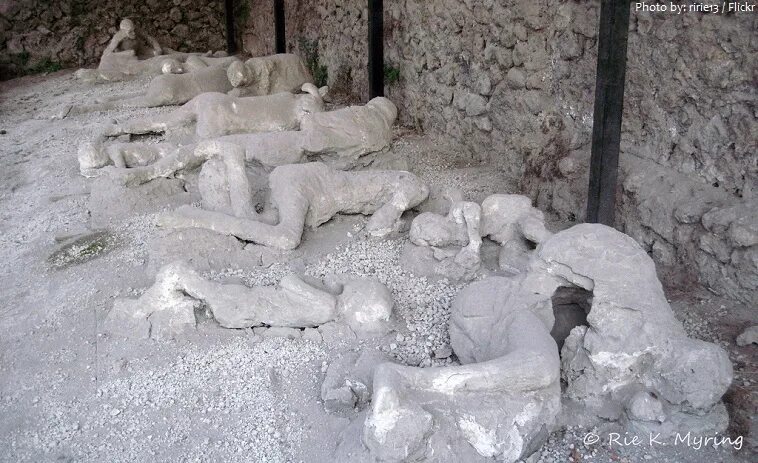 Город помпеи сейчас. Помпеи находится. Место раскопок археолога. Город помпеи сейчас. Вулкан везувий помпеи.