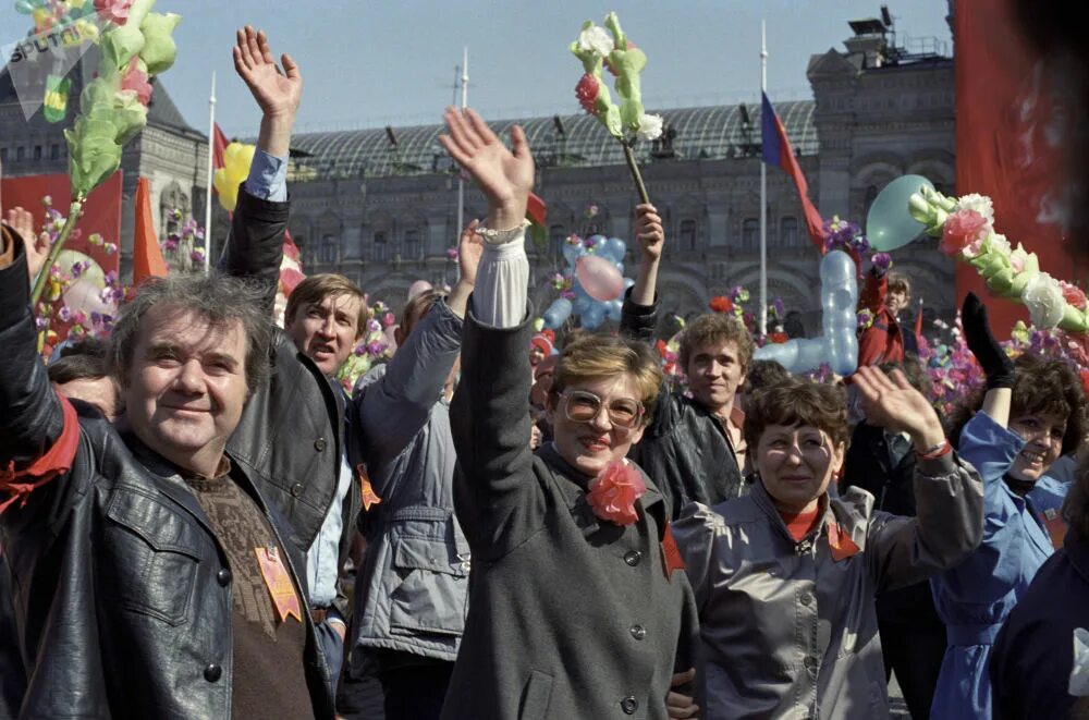 Советские праздники. Первомай демонстрация СССР. Первомайская демонстрация трудящихся СССР .. Первомайская демонстрация в Москве 2020. Первомайская демонстрация 1993.