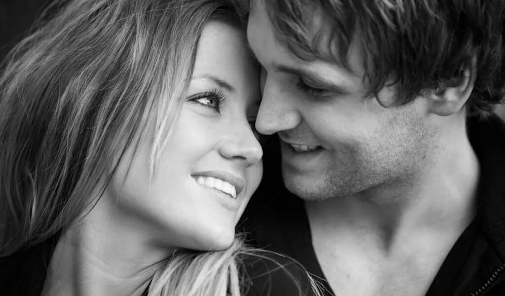 влюбленные глаза. мужчина и женщина глаза в глаза. глаза в глаза друг другу. начало любви взгляды. мужчина и женщина любовь.