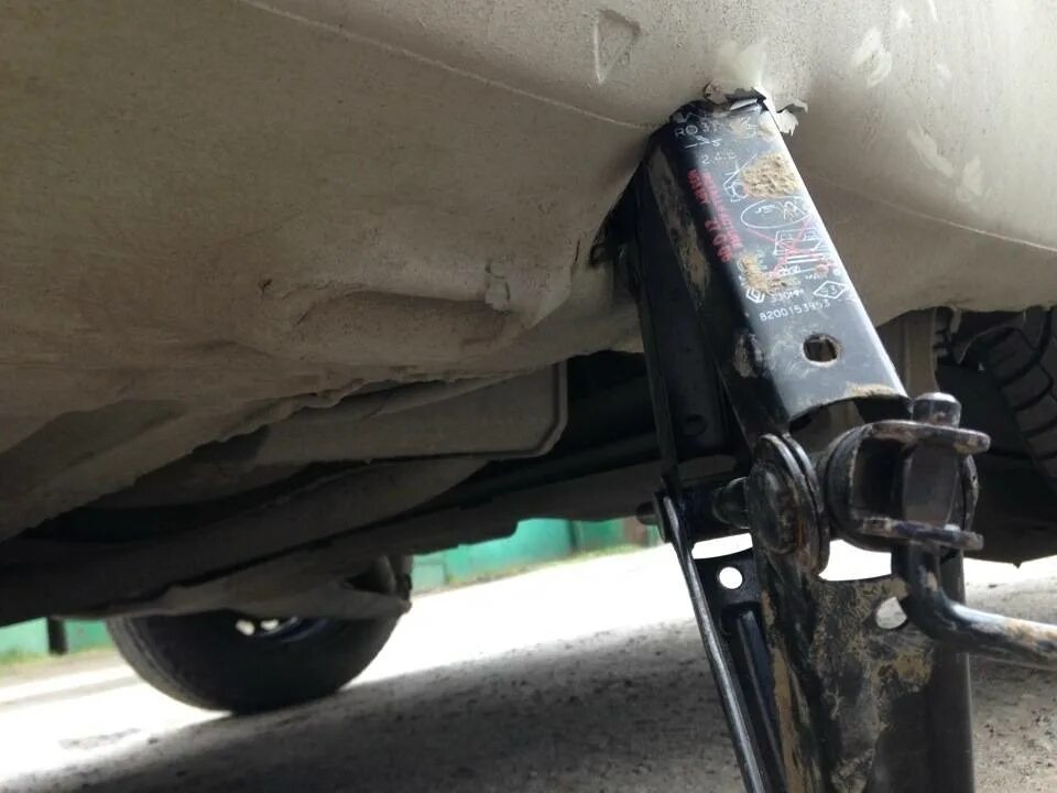 Домкрат ваз 2106 штатный. Куда подставлять домкрат. Домкрат бмв е34. Chevrolet lacetti штатный домкрат. Места для домкрата ваз 2110.