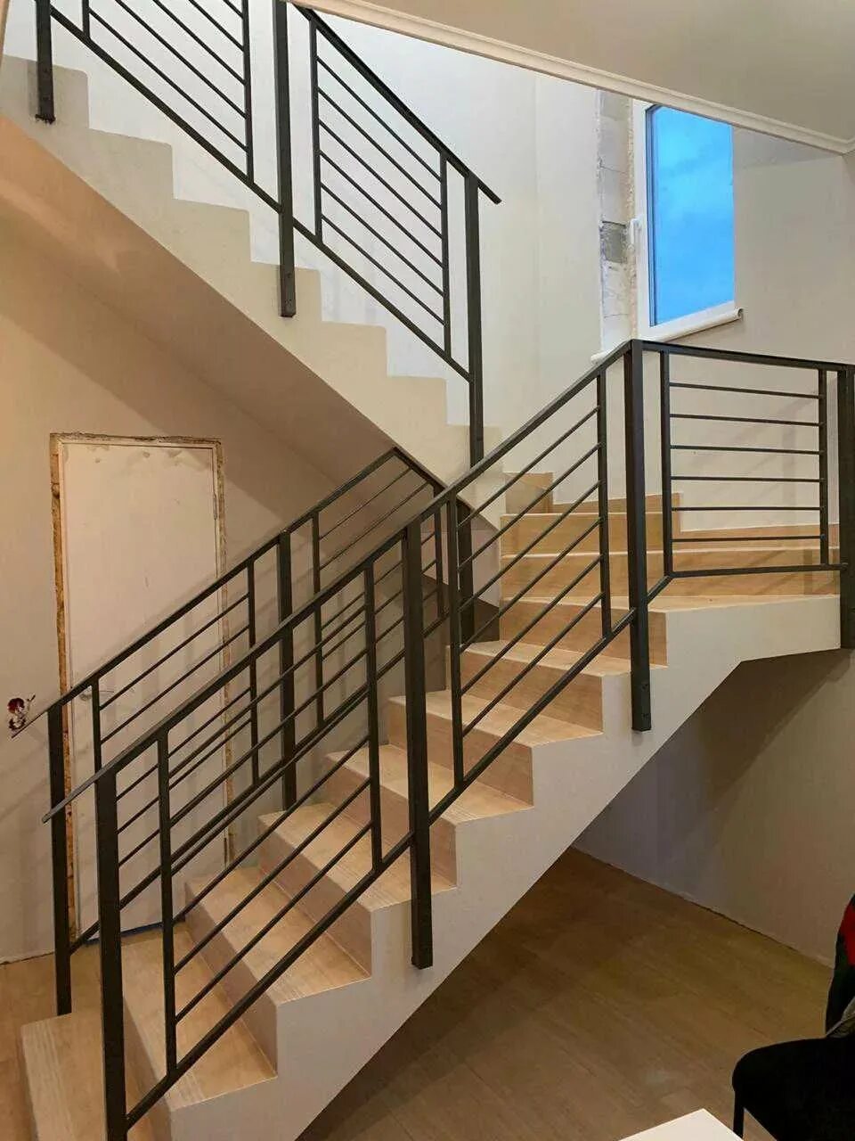 Перила деревянные для лестниц. Кованые перила гефест. Сварные перила сп 1058. Перила для лестницы из металла в леруа мерлен. Перила из ковки для лестницы.