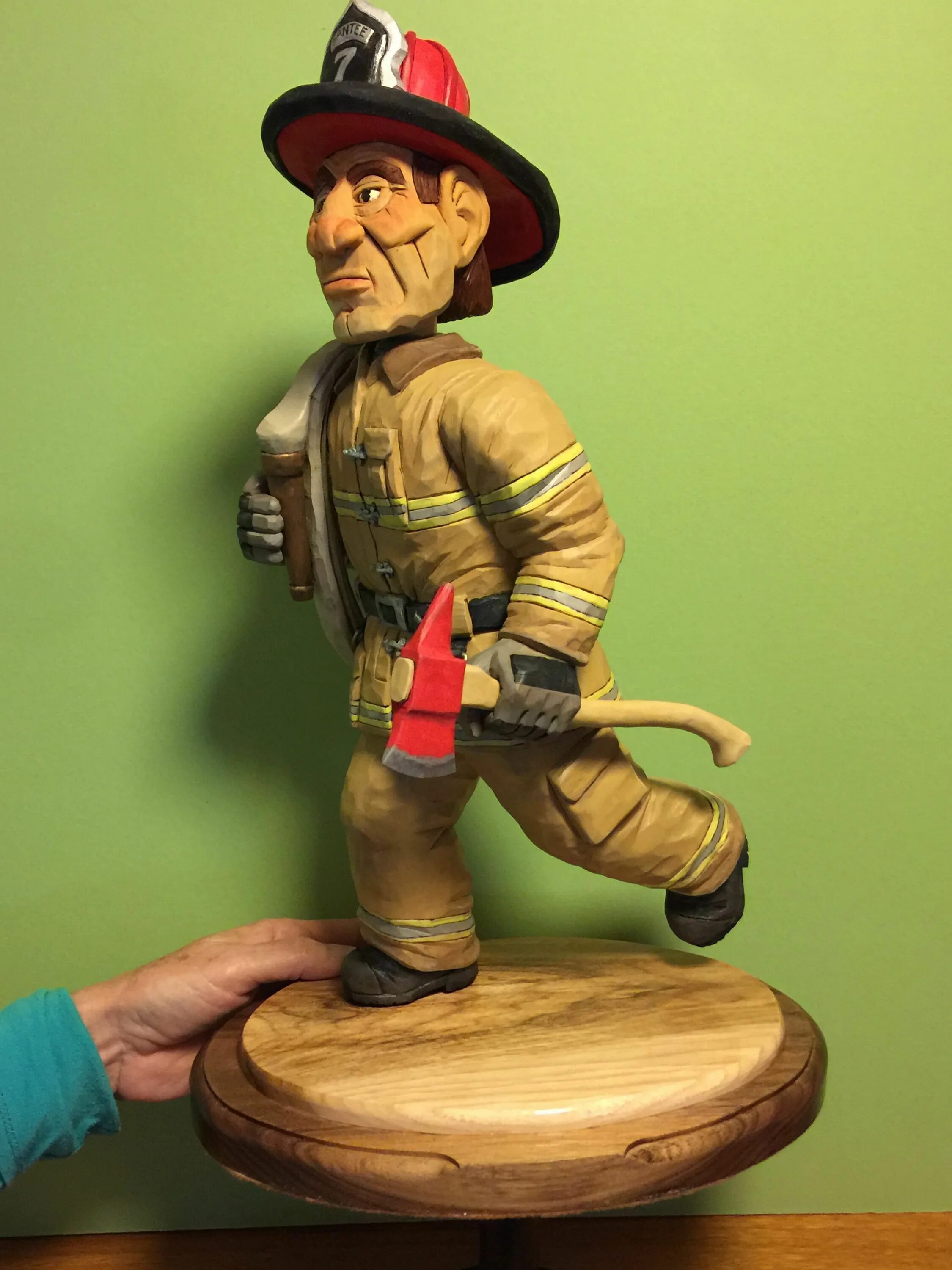 Пожарная резьба. Пожарник из глины. Фигурка пожарного из пластилина. Фигура пожарного из глины. Пожарник из дерева.