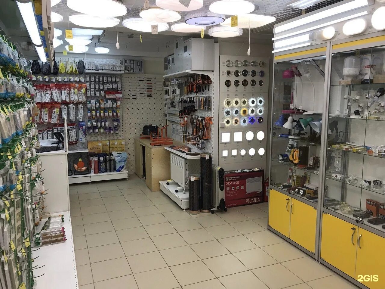 электротовары магазин. магазин электрика. магазин электрики. витрина электротоваров. маленький магазин электротоваров.