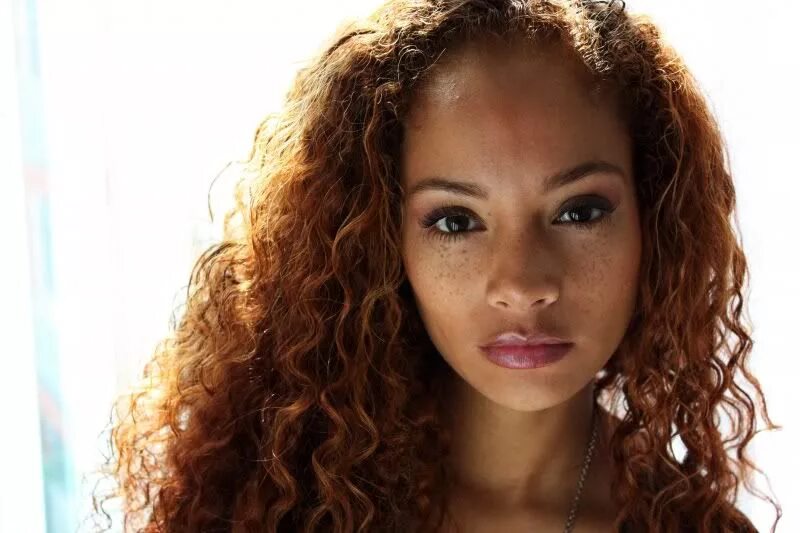 Смуглая рыжая девушка. Смуглая рыжая девушка. Смуглые с рыжими волосами. Рыжие девушки. Sza.