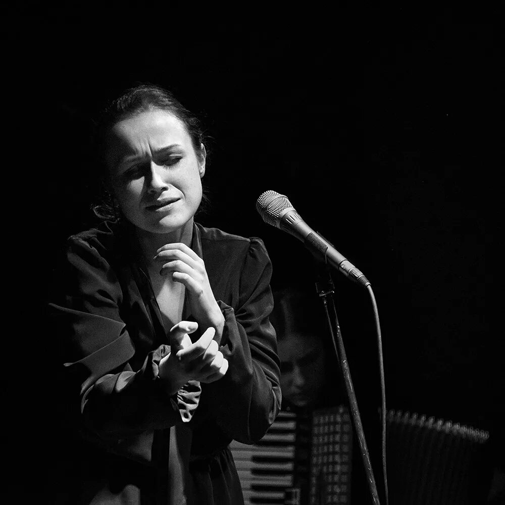 Песня помни имя твое. Помни имя своё солистка.