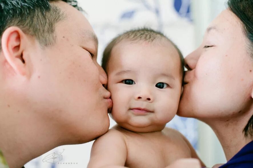 Японская мама помогла. Малыш казах. Мама и малыш азиаты. Японская семья. Мать и дитя казахи.
