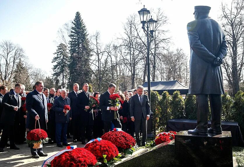 Фото на памятник. Памятник владимиру жириновскому. Скульптура жириновского церетели. Памятник жириновскому в щелково. Церетели памятник жириновскому.