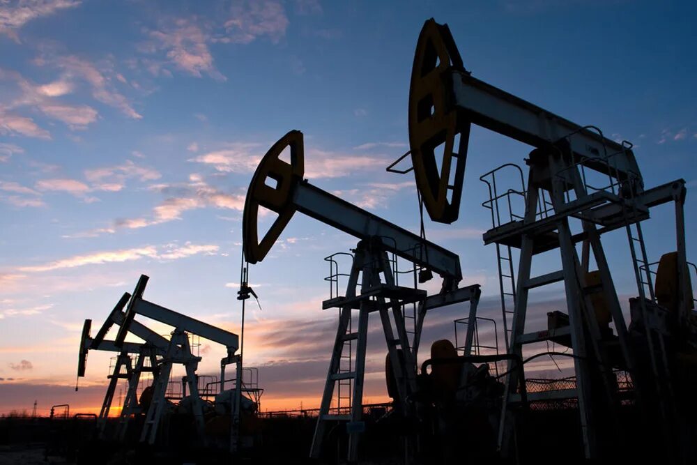 Добыча и переработка природных ресурсов. Добыча нефти в ХМАО. ХМАО Югра нефть. Природные богатства ХМАО Югры. Нефтедобывающая промышленность.