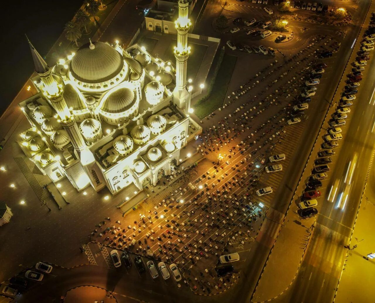 Eid al-Fitr Dubai. Дубай достопримечательности. Фестиваль света в Шардже. ИД Аль Фитр в Дубае Бурдж Халифа. Сколько времени в дубае сейчас точное время