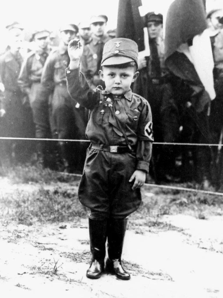 Немецкий мальчик. Национальные костюмы немцев для детей. Юнгфольк гитлерюгенд. Немецкие дети мальчики. Немецкие дети мальчики.
