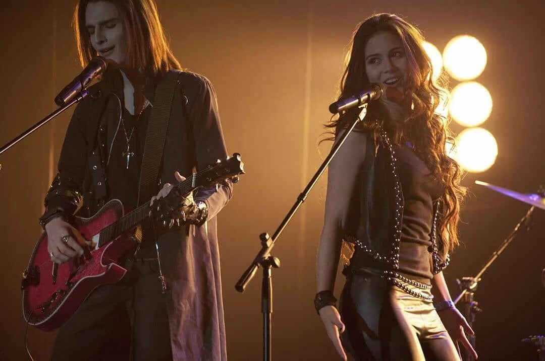 Мирко владимов вампир. Девочка вампир дейзи и мирко. Эдуардо перес мирко. Девочка вампир мирко. Мирко владимов.