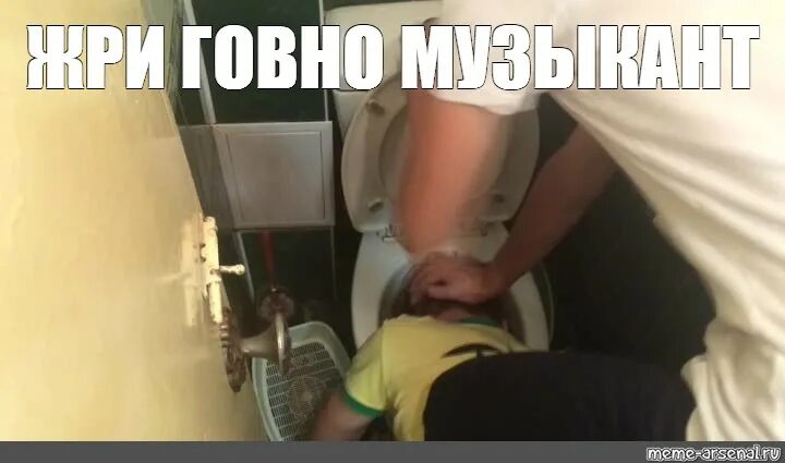 Парень шпионит за своей девушкой даже в туалете снимая как она срет