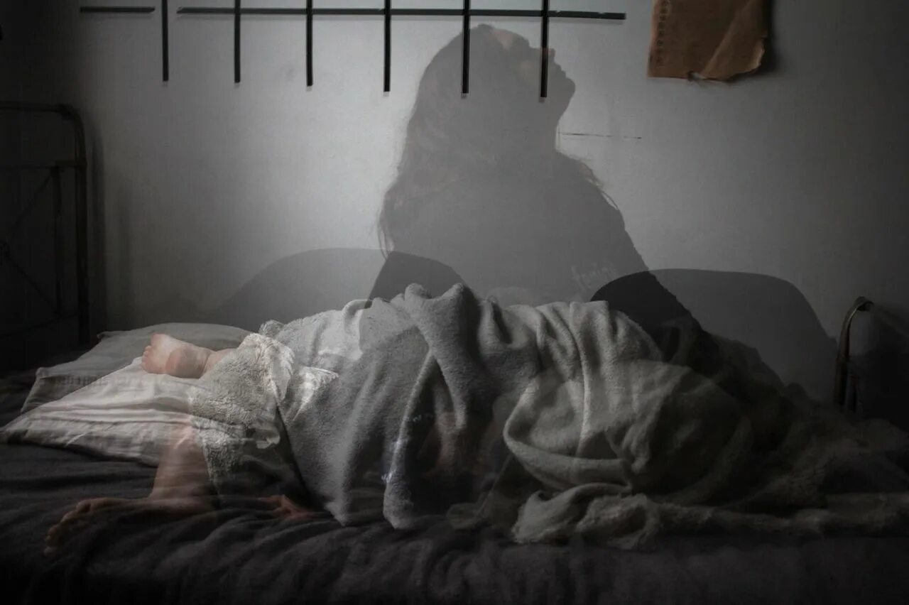 Записать сон. Сонный паралич эстетика. плохой сон. плохой сон ночью. депрессия сон.