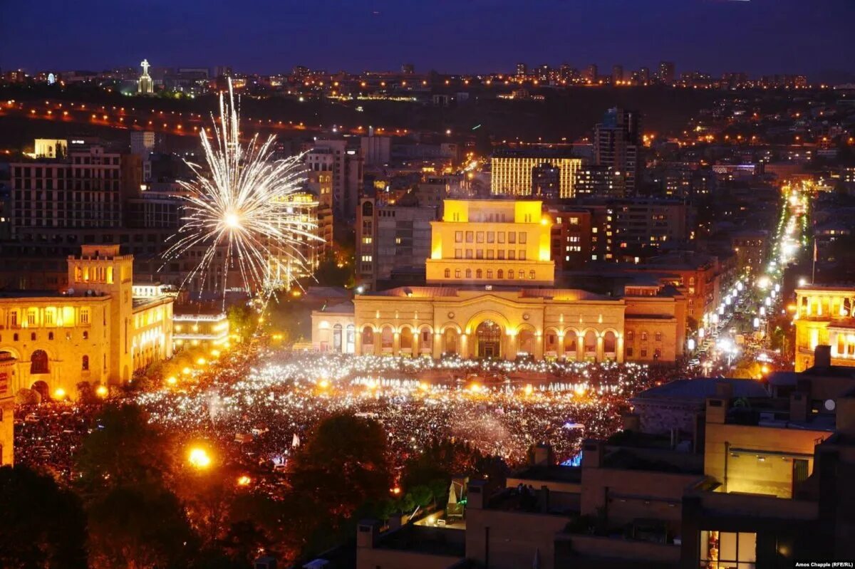 Г ереван республика. Армения Ереван центр. Площадь Республики Ереван. Площадь революции Ереван. Площадь Республики Ереван ночью.