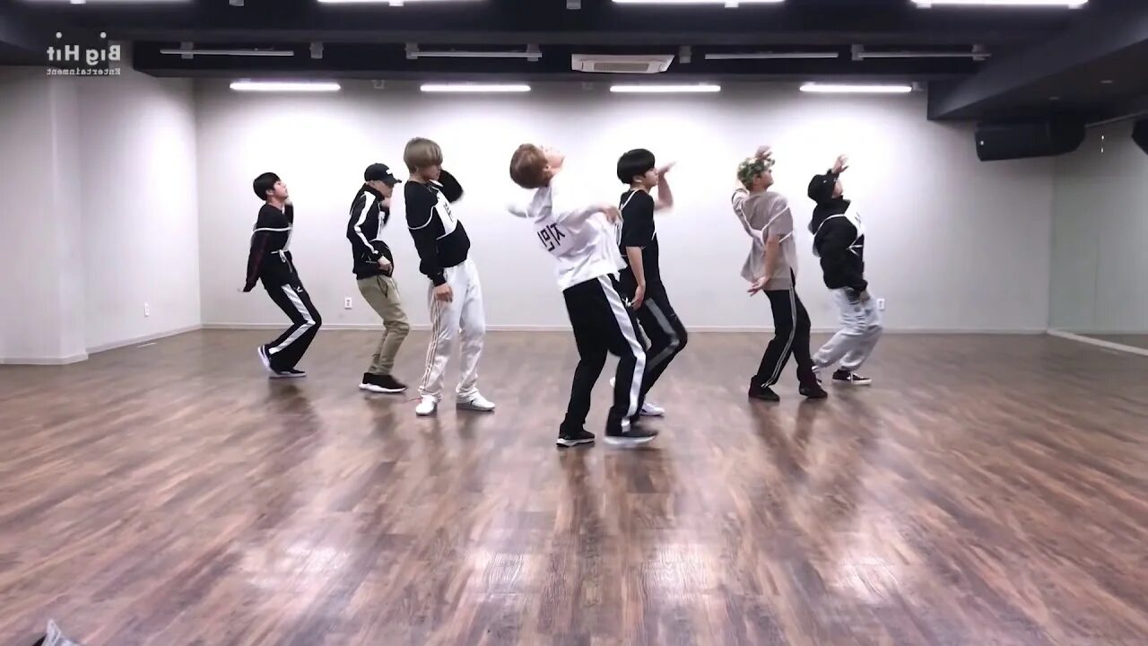 Bts practice. Хореография БТС. БТС Крю. BTS Mic Drop Dance Practice. Танец микс дроп БТС.