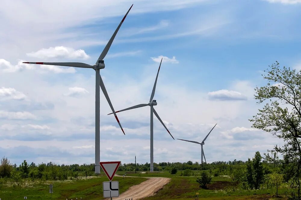 Ветряки зимой. Enercon e-126 ветрогенератор. Ветровая мельница для электричества. Ветровой последние. Ветрогенератор.
