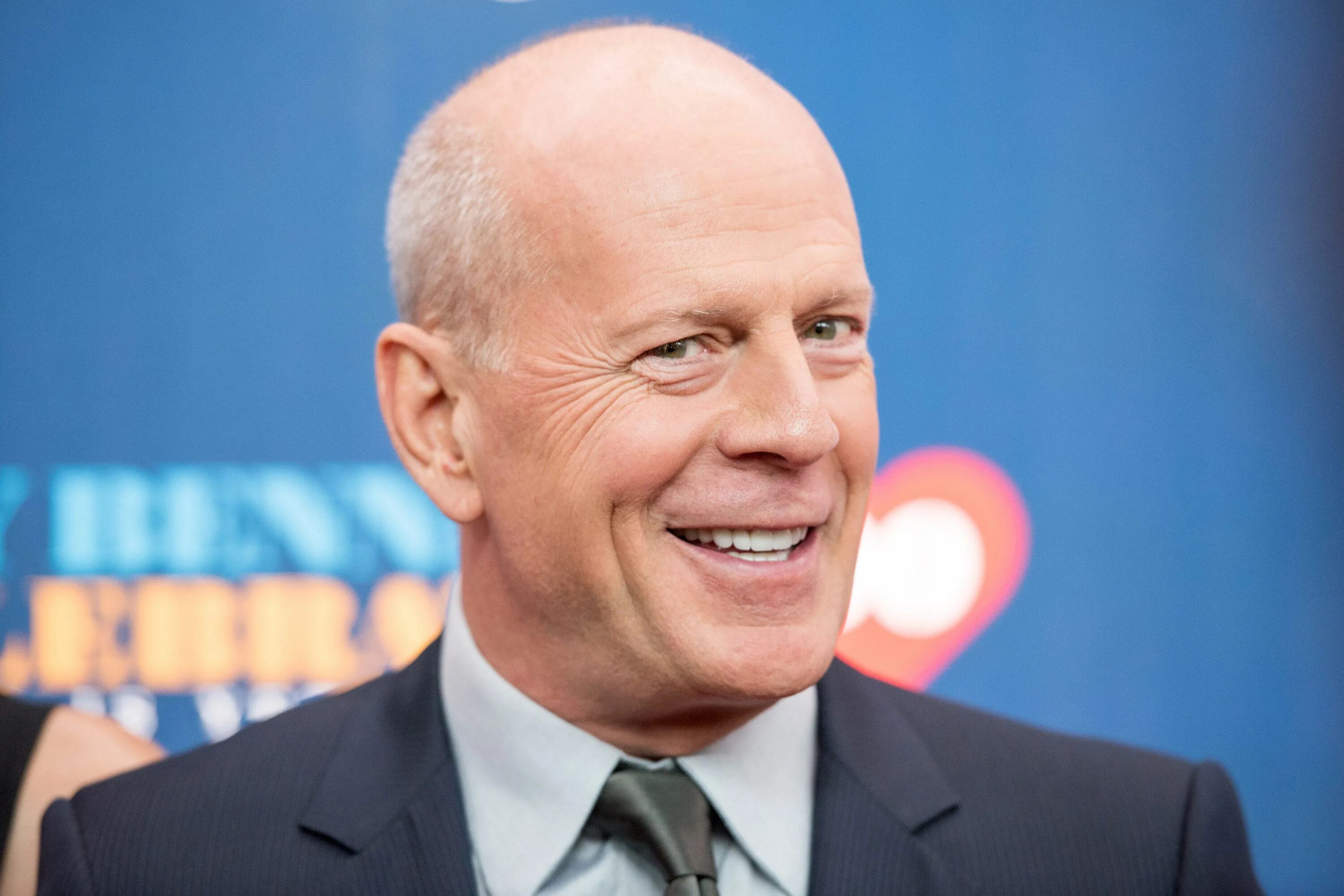 Брюс уиллис новости 2024. Брюс. Bruce Willis. Брюс Уиллис фото. Bruce Willis ухмылка.