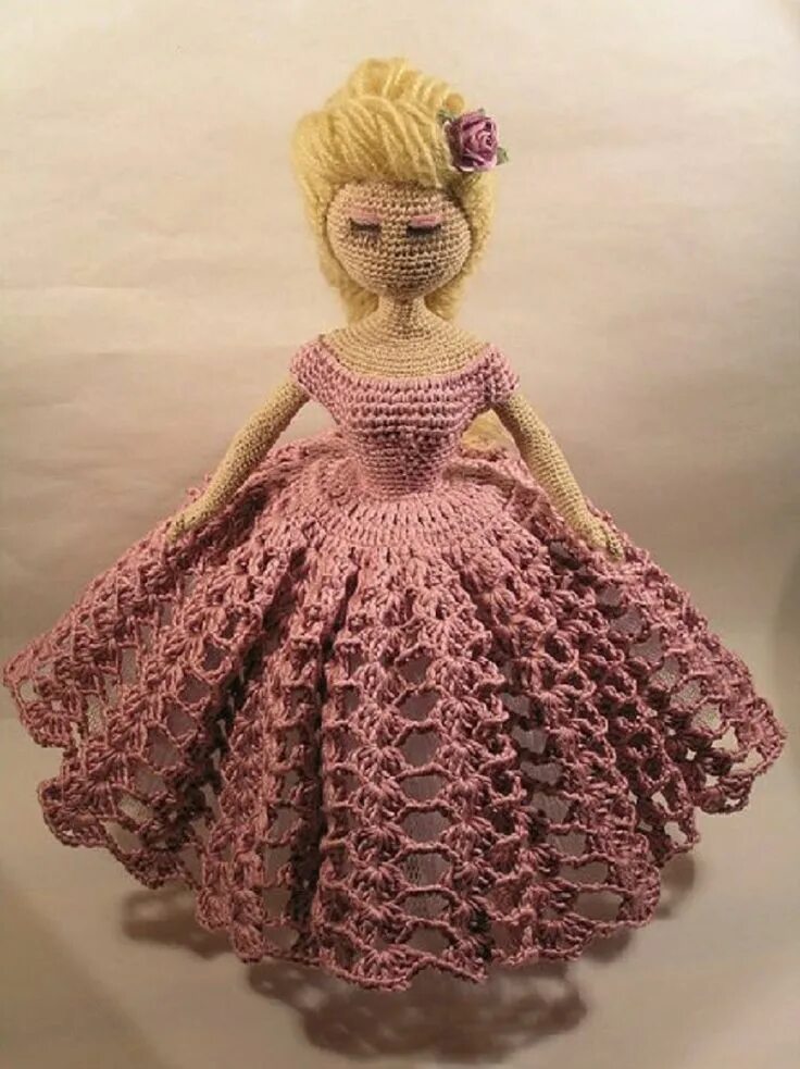 Платья амигуруми крючком. Кукла амигуруми барышня. Кукла Барби крючком амигуруми. Вязаная кукла барышня. Платье для куклы амигуруми.