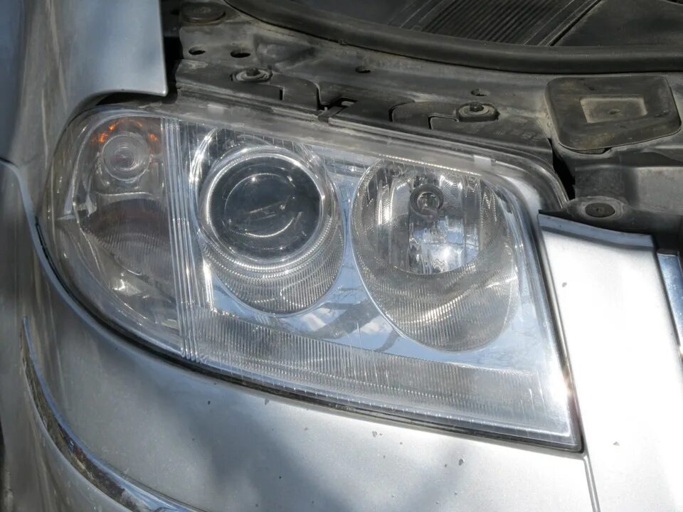 Passat b5 фары ближний свет. Как поменять фару на фольксваген. Лампочки головного света на фольксваген б6. Инструмент для снятия передних фар гольф 7. Переклейка стекол фар.