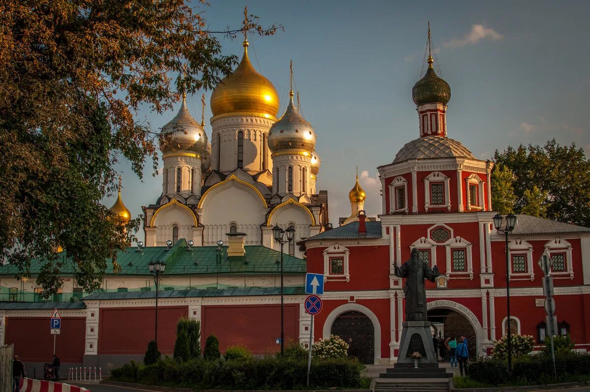 Известные монастыри москвы. Зачатьевский ставропигиальный монастырь. Зачатьевский монастырь в Москве. Новодевичий ставропигиальный женский монастырь. Новодевичий монастырь в Москве.