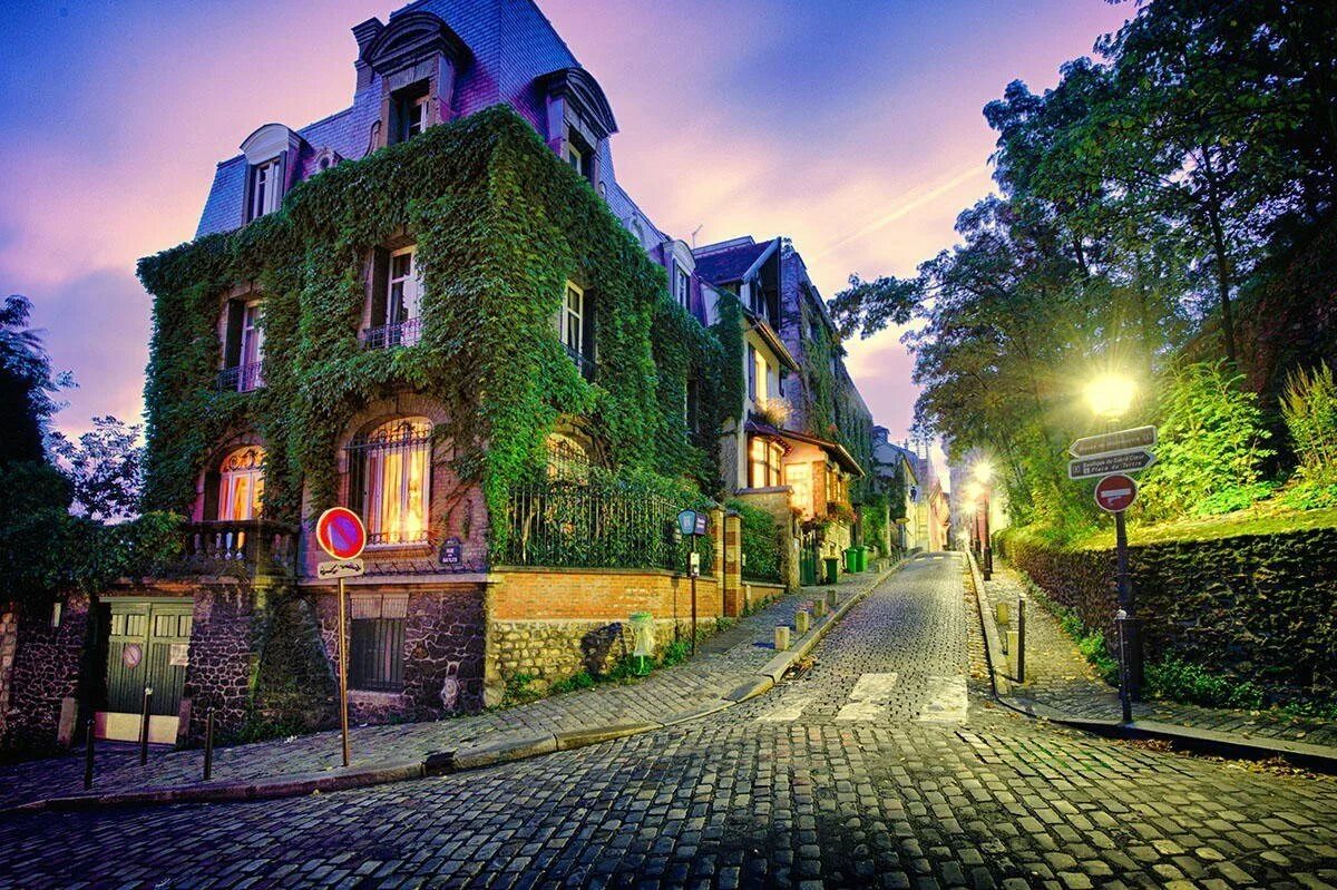 Самые красивые старые города. Улочки Франции Монмартр. Франция Street. Красивые улочки.