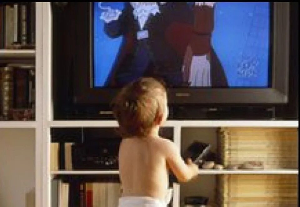 Ребенок без телевизора. Телевизор для детей. Дети возле телевизора. Девочка телевизор. Телевизор для маленьких детей.