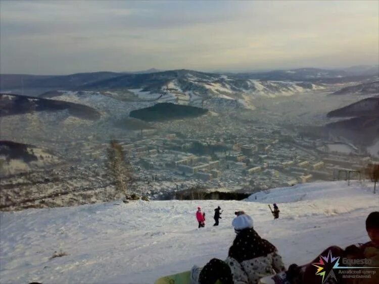 Гора комсомолка Горно-Алтайск. Горнолыжный комплекс тугая, Горно-Алтайск. Горно Алтайск горнолыжка. Горнолыжный спуск Горно Алтайск.